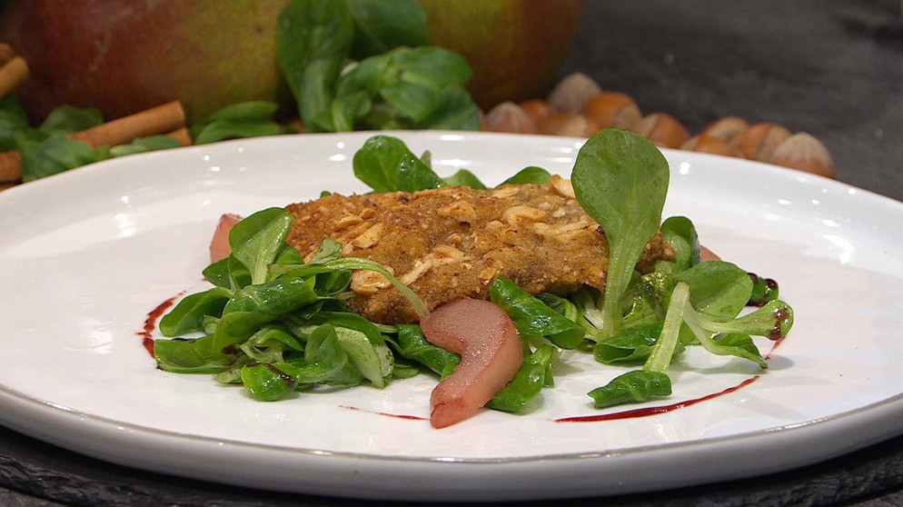 Rehschnitzel mit Haselnusspanade, Feldsalat und Rotweinbirne | Bild: Wir in Bayern