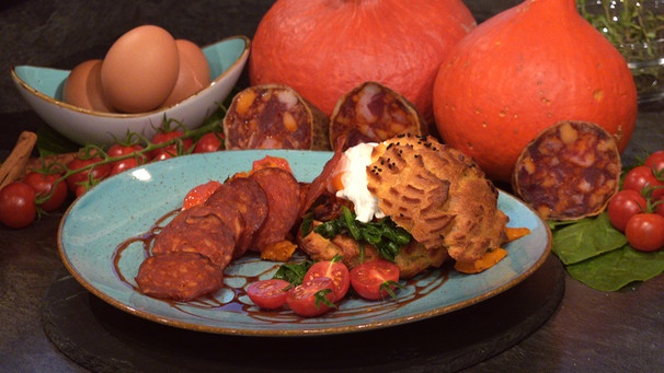 Herzhafte Windbeutel mit pochiertem Ei und Chorizo-Chips | Bild: BR