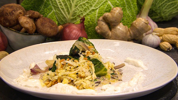 Wirsingrolle mit Shiitake-Pilzen und Ingwer-Joghurt | Bild: BR