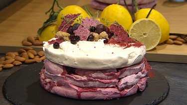 Cassis-Mascarpone-Torte mit Baiser-Böden - ein Rezept von Franziska Schweiger in der Sendung "Wir in Bayern" | Bild: BR