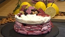 Cassis-Mascarpone-Torte mit Baiser-Böden - ein Rezept von Franziska Schweiger in der Sendung "Wir in Bayern" | Bild: BR