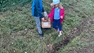 Luisa und Manuel beim Müll sammeln | Bild: Kerstin Eibl