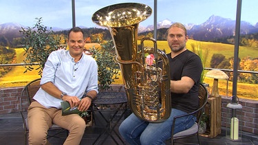 Moderator Dominik Pöll und Tuba-Professor Andreas Hofmeir | Bild: BR