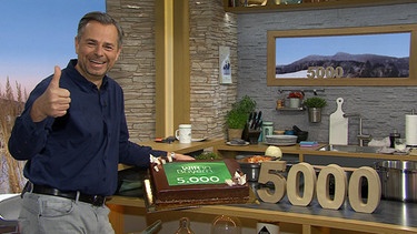 Moderator Michael Sporer mit Torte zur 5.000. "Wir in Bayern"-Sendung | Bild: BR