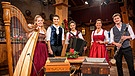 Die Moderatoren Dominik Glöbl (2. von links) und Traudi Siferlinger (2. von rechts) und das Ensemble Diatonische Expeditionen aus Österreich. | Bild: BR/Ralf Wilschewski