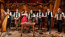 Die Tiroler Tanzmusikanten mit den Moderatoren Traudi Siferlinger (3. von links) und Dominik Glöbl (2. von rechts) | Bild: BR/Ralf Wilschewski