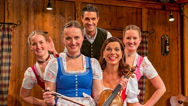 Die Früahdirndl mit Traudi Siferlinger (2. von rechts) und Dominik Glöbl (Mitte). | Bild: BR/Ralf Wilschewski