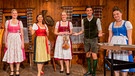 Die Früahdirndl mit Traudi Siferlinger (2. von links) und Dominik Glöbl. | Bild: BR/Ralf Wilschewski