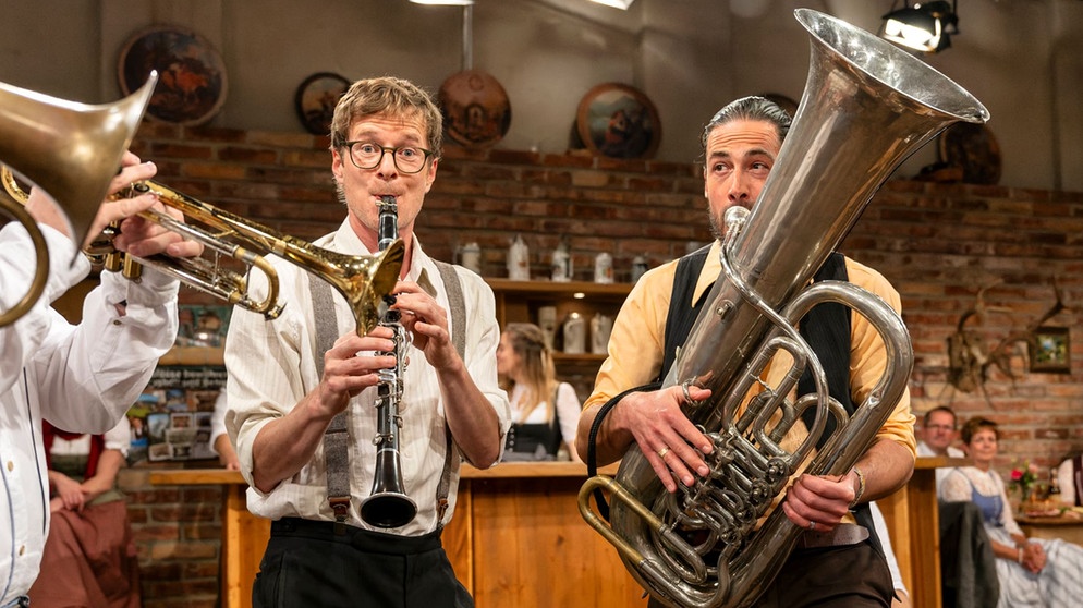 Die Gruppe Schäbyschigg zu Gast bei den Wirtshausmusikanten.  | Bild: BR/Ralf Wilschewski