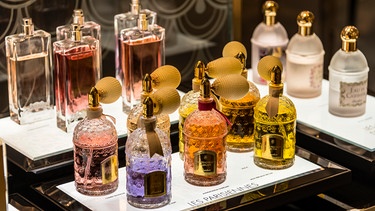 Zeit und Ewigkeit - Parfum-Flakons zum Verkauf in der Auslage, Galeries Lafayette | Bild: picture alliance / imageBROKER | Mara Brandl