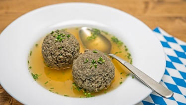 Leberknödel in Brühe | Bild: picture alliance / Christa Eder/Shotshop