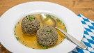 Leberknödel in Brühe | Bild: picture alliance / Christa Eder/Shotshop