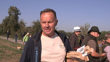 Jürgen Seufferlein hofft auf Losglück bei der Osingverlosung. | Bild: BR