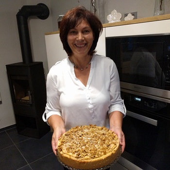 Edeltraud Bauer mit ihrem Apfelkuchen  | Bild: BR