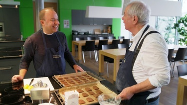 Matthias Supé und Hans Dieter Herold beim Backen | Bild: Volker Adam