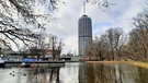 Der Hotelturm in Augsburg steht jetzt unter Denkmalschutz. Wie lebt es sich im Baudenkmal "Maiskolben"? | Bild: BR / Christoph Schuster