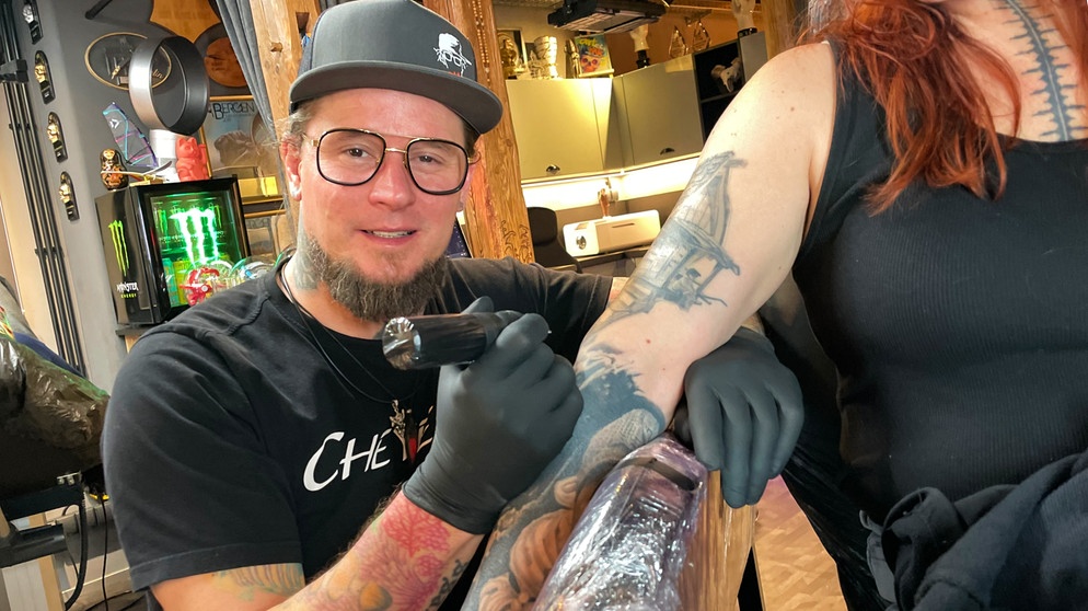 Jedes Tattoo erzählt eine Geschichte: Tätowierer Bene Bader vom Studio 22 SkinArt in Landsberg am Lech | Bild: BR / Julia Seidl