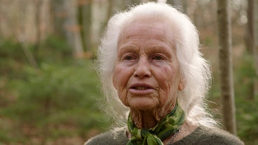 Mit 90 Jahren jede Nacht draußen schlafen: Britta von Boguslawski – die "Waldfrau" - lebt mit ihrem Dackel in einem Häuschen mitten im Wald in Oberbayern. | Bild: BR/Angelika Vogel