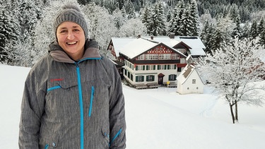 Katharina Ellmann führt den Gasthof der Familie im südlichsten Weiler Deutschlands, in Einödsbach bei Oberstdorf in Schwaben. | Bild: BR / Birgit Fürst