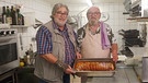 Paul Enghofer und Reinhard Schaller mit einem Kalbsnierenbraten | Bild: Lisa Thierschmidt 