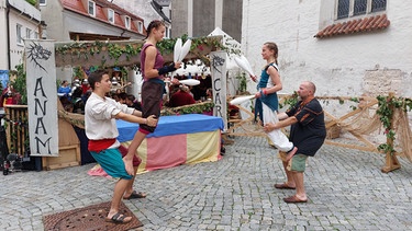 Die Gruppen der Jugendkulturinitiative Artistica Anam Cara zeigen auf dem Tänzelfest in Kaufbeuren in Schwaben Artistik und Feuershows | Bild: BR / Susanne Ilse