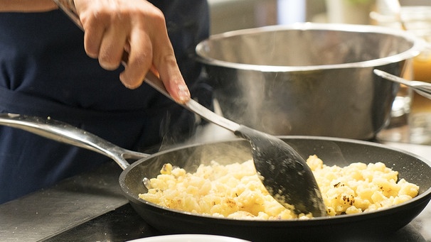 Bröselbart / Kartoffelzwirl / Kartoffel-Bröselschmarrn in der Pfanne | Bild: BR