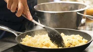 Bröselbart / Kartoffelzwirl / Kartoffel-Bröselschmarrn in der Pfanne | Bild: BR