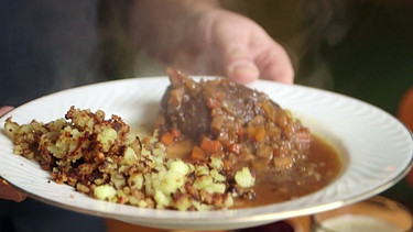 Kormoran essen? Im Brauhaus Floss bereitet Ruth Koch ein Kormoranbrüstchen-Rezept zu, mit dem Eisbock-Bier von Sohn Ludwig und Haferlgucker Matthias Supé. | Bild: BR/Volker Schmidt