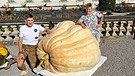 Wer hat Deutschlands schwersten Kürbis? Die Kürbiszüchter David (re) und Jakob (li) Frommelt aus Erkheim fahren mit ihrem Riesenkürbis zum Kürbiswiegen in Ludwigsburg. | Bild: BR / Iris Tsakiridis