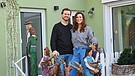 Emely und Markus Bock vor ihrem Haus | Bild: BR / Eva Wollschläger