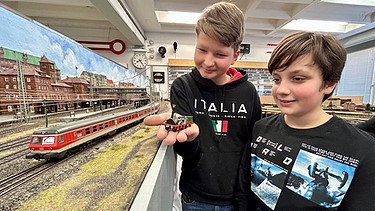 Nick und Luka von der Jugendgruppe des Modelleisenbahnclubs Nürnberg | Bild: BR / Ina Schwandner