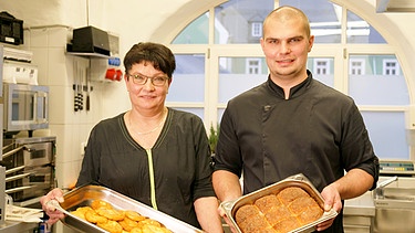 Susanne Neuberger und ihr Sohn Bernd, Wirt und Küchenschef der "Alten Wirtschaft an der Lamitz"  | Bild: BR