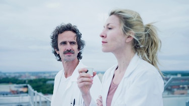 Mel (Genija Rykova) und Kollege Jakob (Felix Hellmann) auf dem Dach. | Bild: BR/lüthje schneider hörl | FILM/Jennifer Bräuer