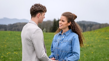 Ana und Philipp überlegen, wer ihre Trauzeugen werden sollen.  | Bild: ARD/WDR / Christof Arnold