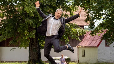 Greta hat einen Magic Moment, als sie Miro gelöst die Straße entlang tänzeln sieht. | Bild: ARD/WDR / Christof Arnold