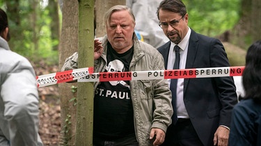 Frank Thiel (Axel Prahl, links) trifft mit Prof. Karl-Friedrich Börne (Jan Josef Liefers) am Tatort ein. | Bild: WDR/Molina Film/Thomas Kost