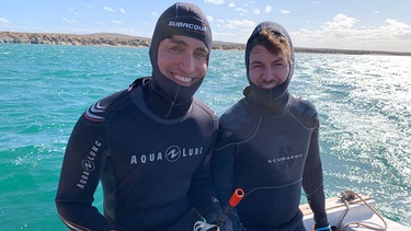 Puerto Madryn in Argentinien. Sänger Pablo Grande und sein musikalischer Leiter Arno Koch machen einen Schnorchel-Ausflug mit Seelöwen. Am Spot wird geankert und sie springen ins kalte Wasser. | Bild: BR/Bewegte Zeiten Filmproduktion GmbH/Gerrit Mannes