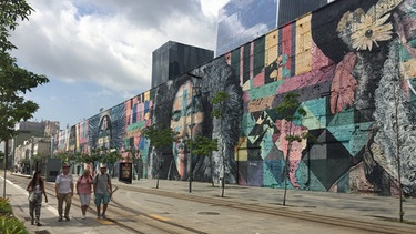 Rio de Janeiro in Brasilien. Die Reiseleiterin Dörte  Gebauer (3. von links) und Gästebetreuer Bernd Wallisch (2. von links) mit ihren Guides Lasse und Lais auf dem Weg zum Mercadao de Madureira in Rio de Janeiro. | Bild: BR/Bewegte Zeiten Filmproduktion GmbH/André Goerschel