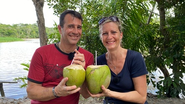 Salvador da Bahia in Brasilien. Die Passagiere Christian und Christina Schorer bei einem Ausflug ins Landesinnere in den Dschungel. | Bild: BR/Bewegte Zeiten Filmproduktion GmbH/Cornelia Schulze