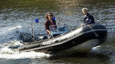 Jasmin Sayed und Marlene Weber pesen über die Spree zu einer Verdächtigen. | Bild: ARD / Daniela Incoronato