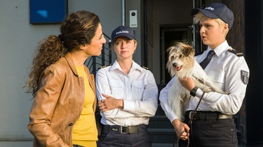 Marlene Weber (Melina Borcherding, rechts) mit Hund "Stulle", teilt Jasmin Sayed (Sesede Terziyan, links) und Paula Sprenger (Sarina Radomski, Mitte) die neuesten Erkenntnisse über den Verdächtigen Thomas Schröder mit. | Bild: ARD/Daniela Incoronato