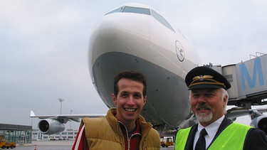 Willi und ein Flugkapitän am Flughafen München. In einer kleinen Cessna darf er mit dem Piloten Max für ein paar Runden in die Luft gehen. | Bild: BR/megaherz gmbh