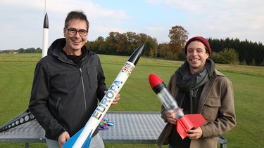 Der Raketen-Check | Checker Tobi mit Modellraketen-Tüftler Robert. | Bild: BR | megaherz film- und fernsehen gmbh