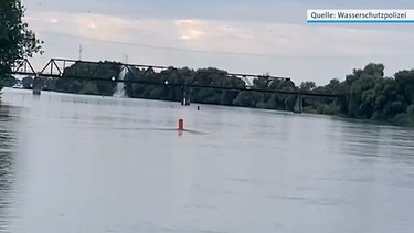 Nahe der Eisenbahnbrücke bei Bogen ist eine rund 250 Kilogramm schwere Fliegerbombe in der Donau gefunden worden. Der Blindgänger wurde unter Wasser gesprengt. Schiffe und Bahnen mussten für die Sprengung stoppen. | Bild: Wasserschutzpolizei/BR