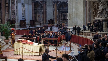 02.01.2023, Vatikan: Der Leichnam des verstorbenen emeritierten Papst Benedikt XVI. ist im Petersdom öffentlich aufgebahrt. Der emeritierte Papst war im Alter von 95 Jahren gestorben. (Zu dpa «Gestorbener Papst Benedikt XVI. wird im Petersdom aufgebahrt») Foto: Michael Kappeler/dpa +++ dpa-Bildfunk +++ | Bild: dpa-Bildfunk/Michael Kappeler