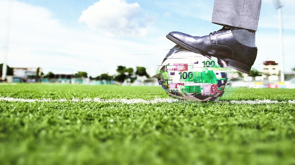 Schuh auf Fußball | Bild: BR/AdobeStock/tungphoto