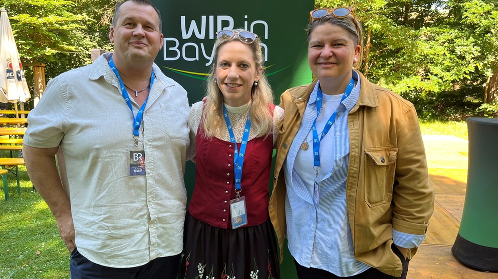 WiB-Koch Wolfgang Link (links) zusammen mit BR-Moderatorin Bettina Grillenberger (Mitte) und WiB-Köchin Diana Burkel (rechts) auf der BR Franken-Kärwa im BR Studio Nürnberg, Juni 2024 | Bild: BR