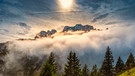 Blick auf die in Wolken verhüllte Kampenwand. | Bild: stock.adobe.com/Sever Smuda