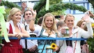 Dirndl winken vom Wagen | Bild: BR/Markus Konvalin