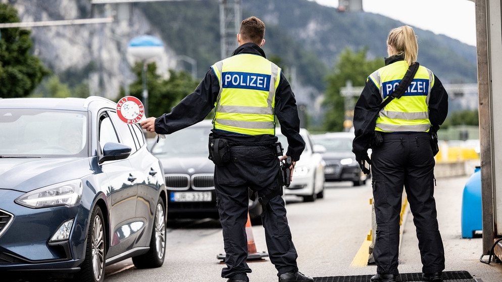 ARCHIV - 01.08.2021, Bayern, Kiefersfelden: Deutsche Bundespolizisten beobachten an der Grenze zu Österreich auf der Autobahn A93 den Verkehr. Faeser hat die Kontrollen an der Grenze zu Österreich um weitere sechs Monate verlängert. Foto: Matthias Balk/dpa +++ dpa-Bildfunk +++ | Bild: dpa-Bildfunk/Matthias Balk